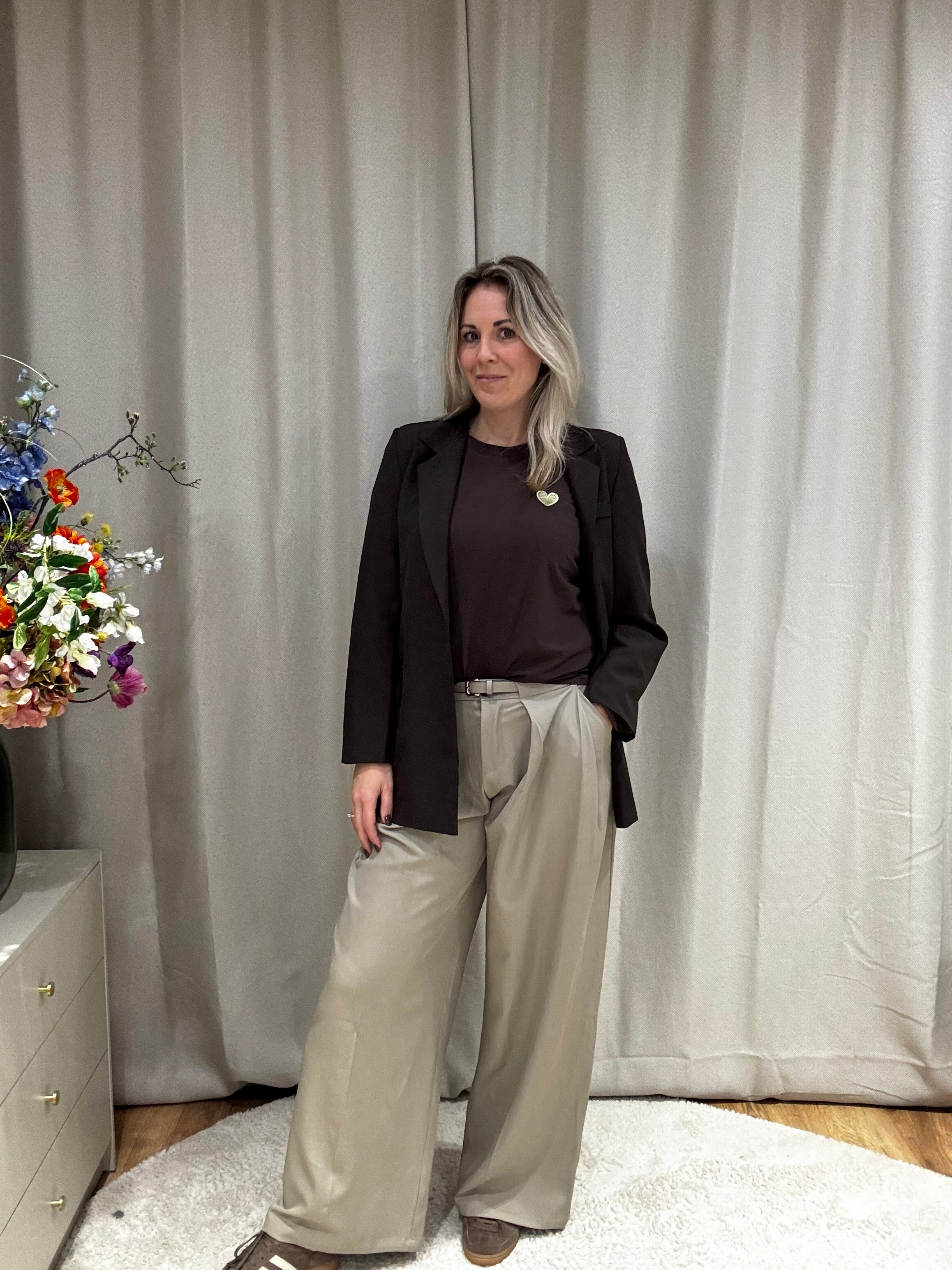 Kirsten - T-shirt korte mouw met gouden hartje - bruin