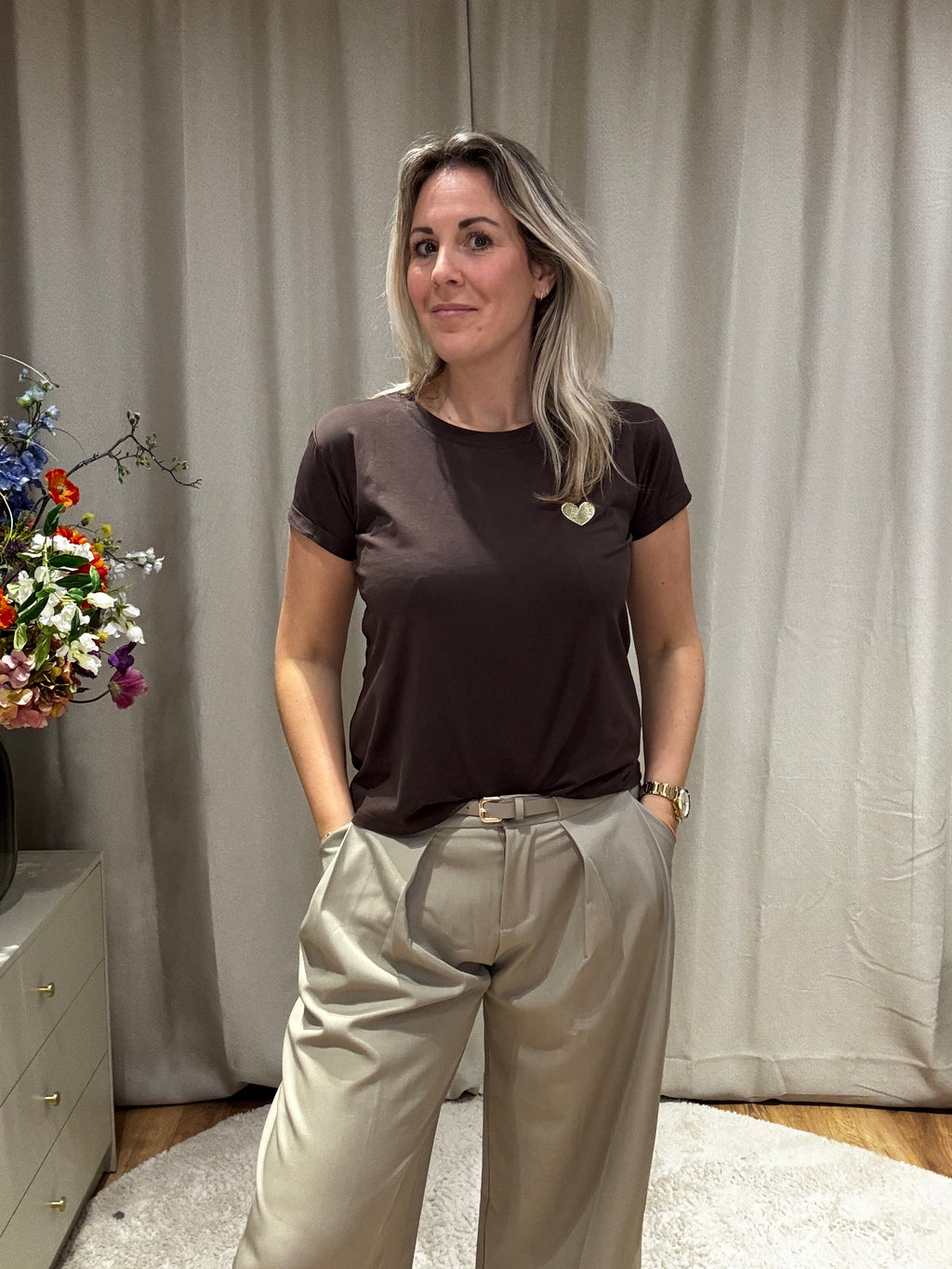 Kirsten - T-shirt korte mouw met gouden hartje - bruin
