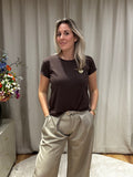 Kirsten - T-shirt korte mouw met gouden hartje - bruin