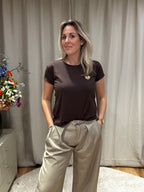 Kirsten - T-shirt korte mouw met gouden hartje - bruin