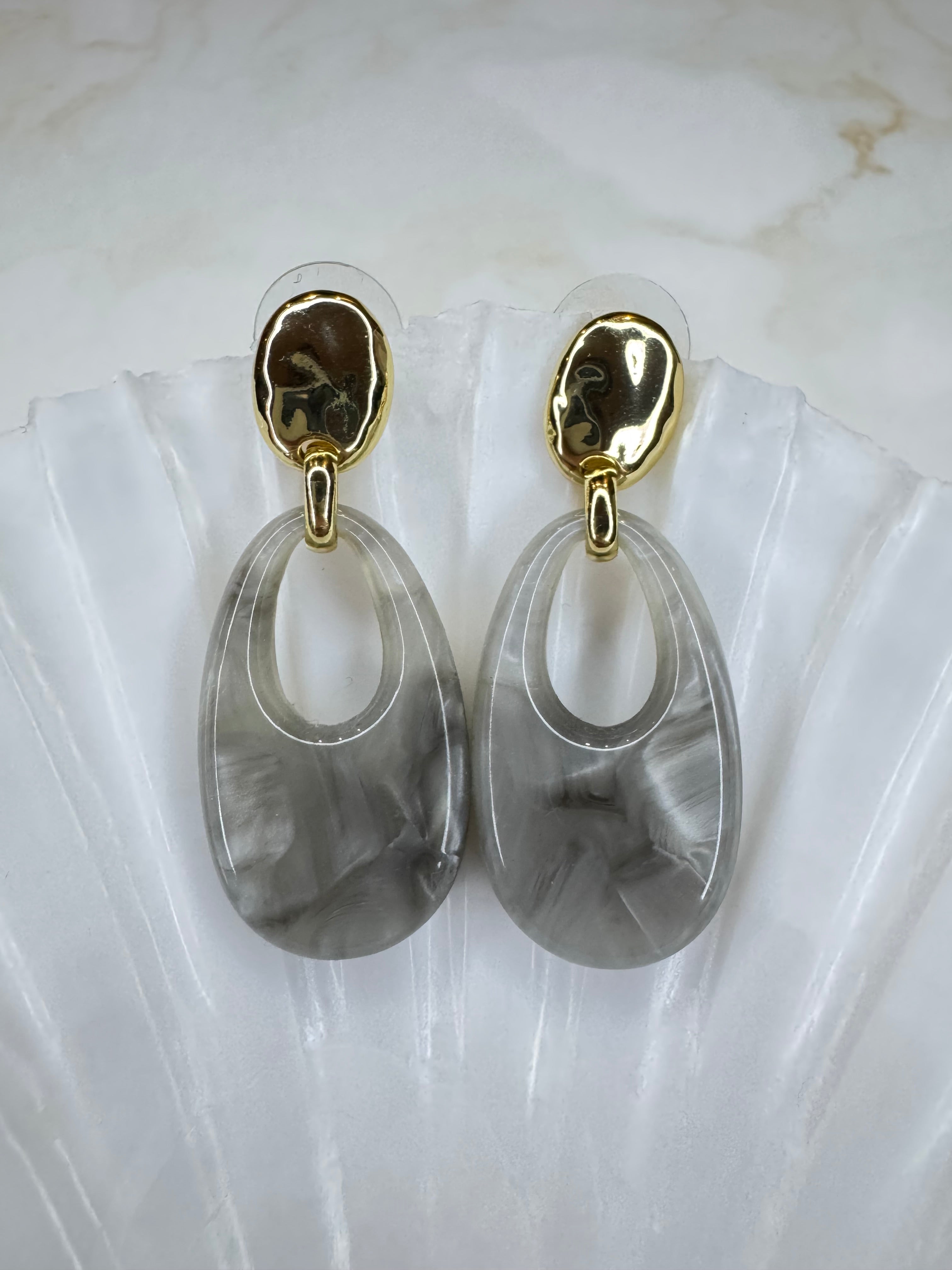 Lisette - Oorbellen druppel goud - grijs