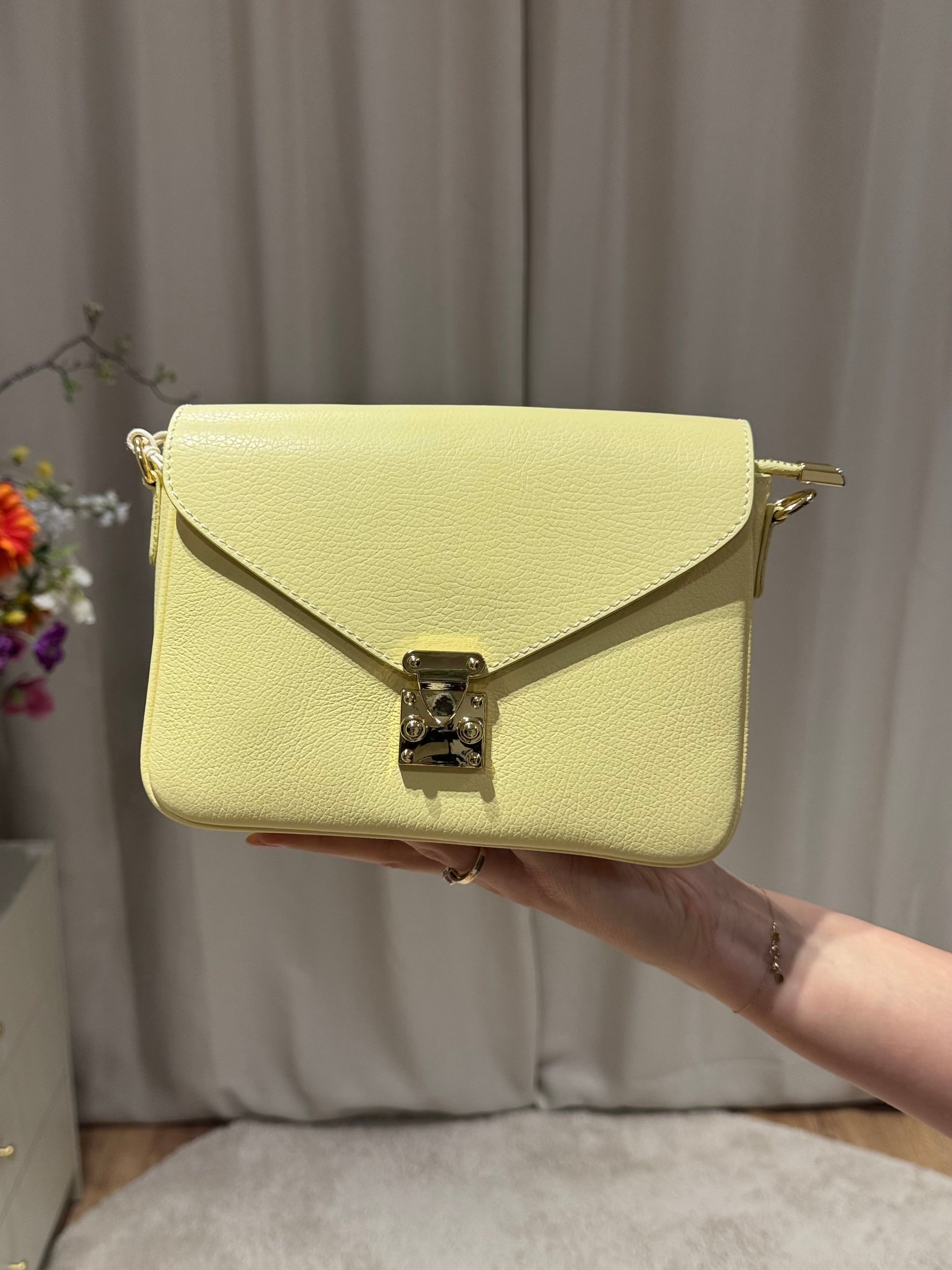 Esther - Leren tas gouden sluiting - zachtgeel