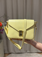 Esther - Leren tas gouden sluiting - zachtgeel