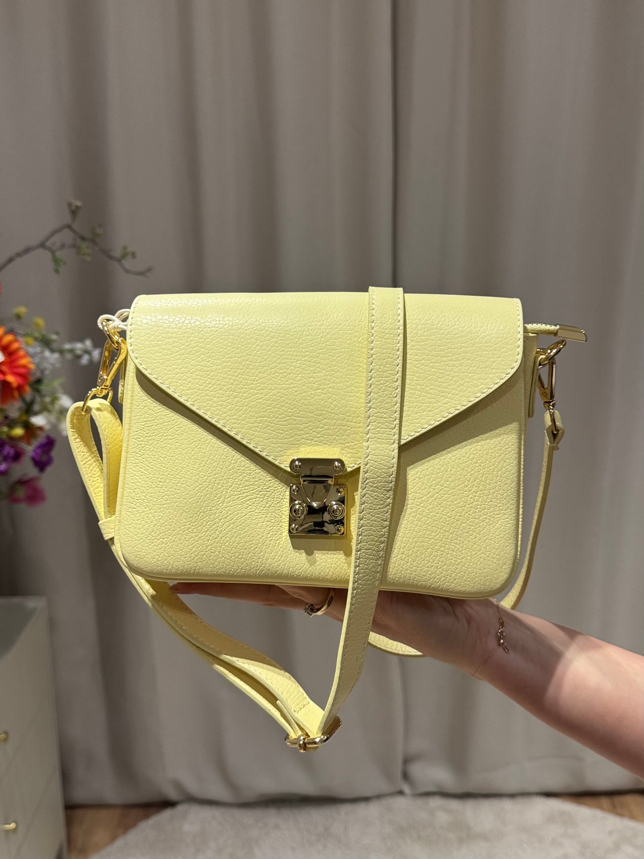 Esther - Leren tas gouden sluiting - zachtgeel