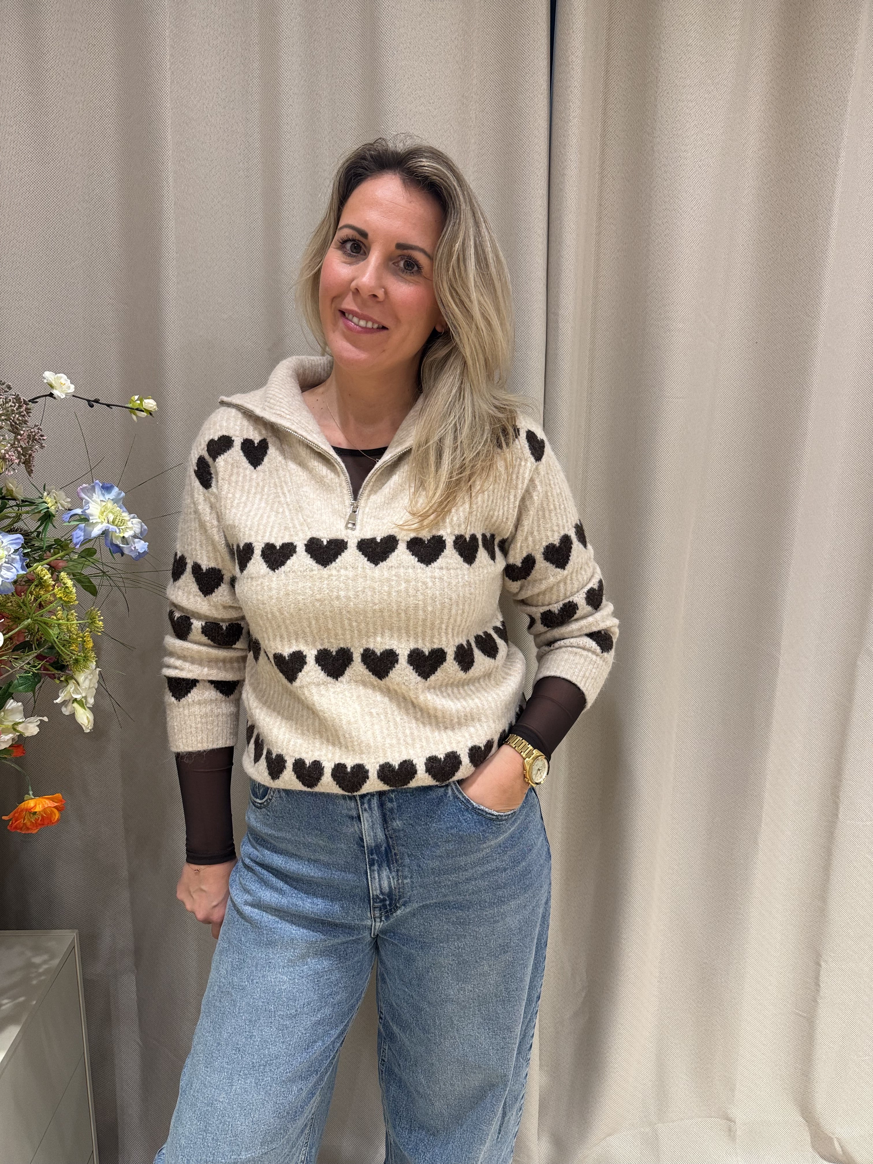 Caro - Trui gebreid met bruine hartjes