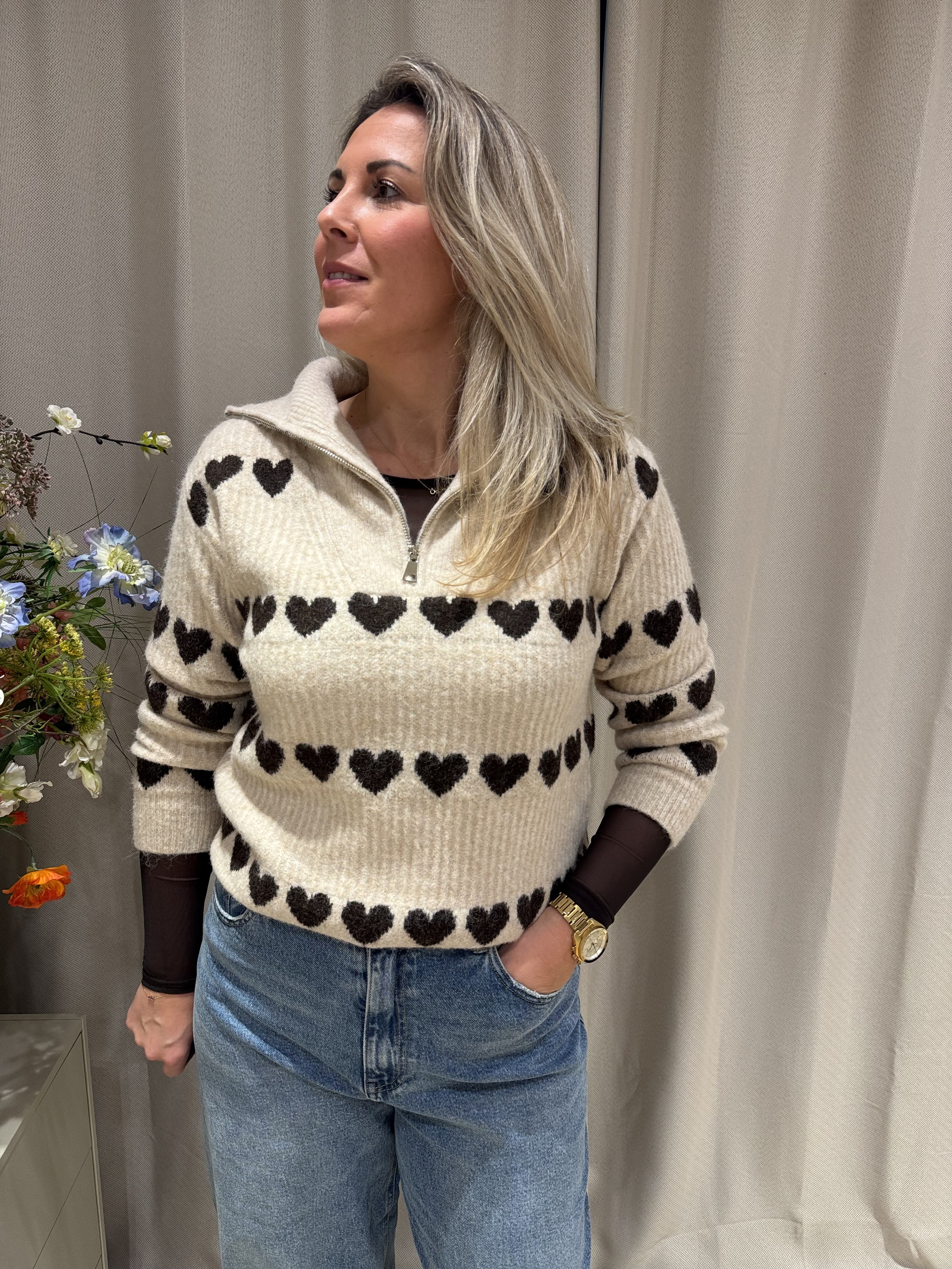 Caro - Trui gebreid met bruine hartjes