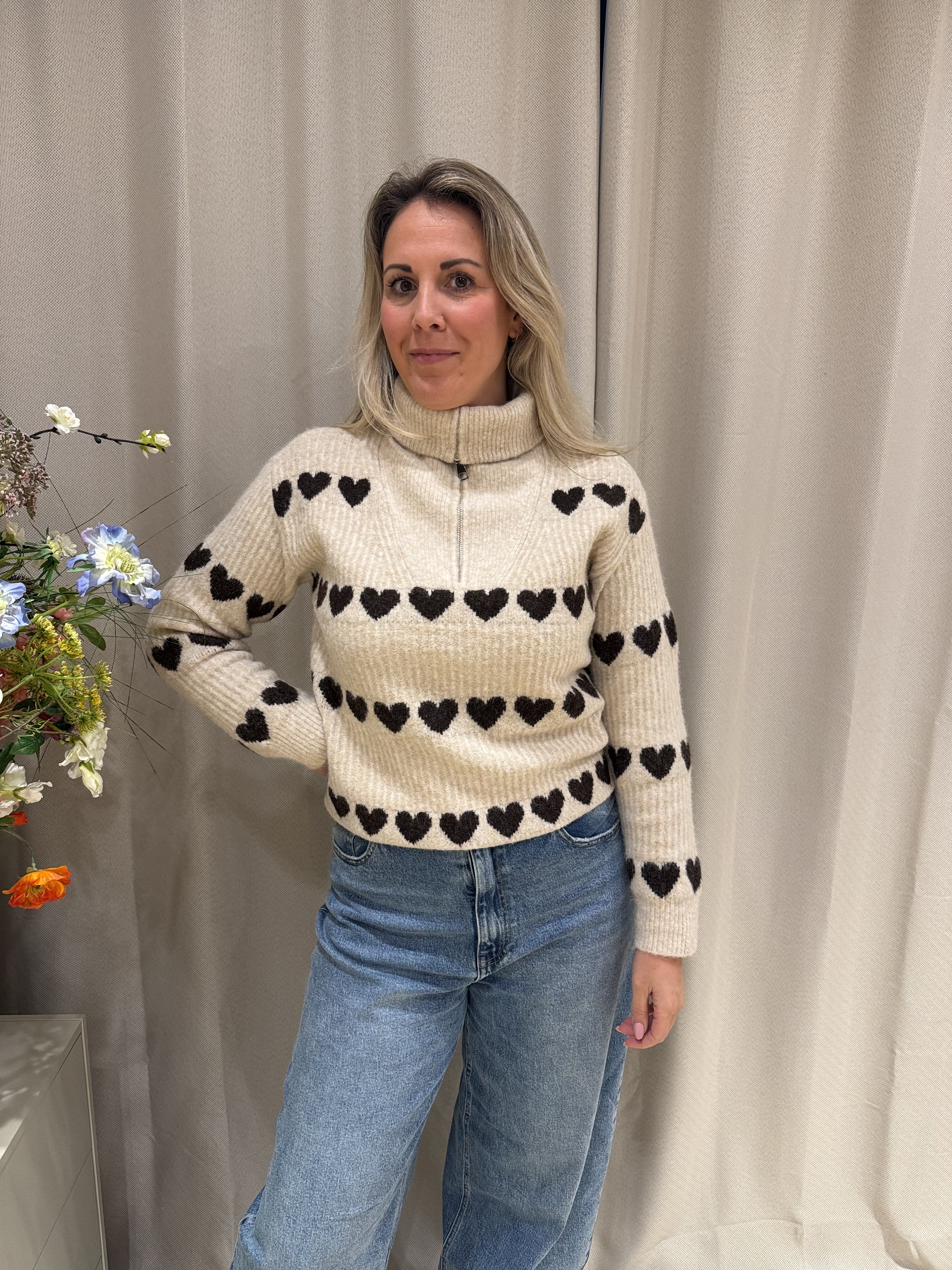 Caro - Trui gebreid met bruine hartjes