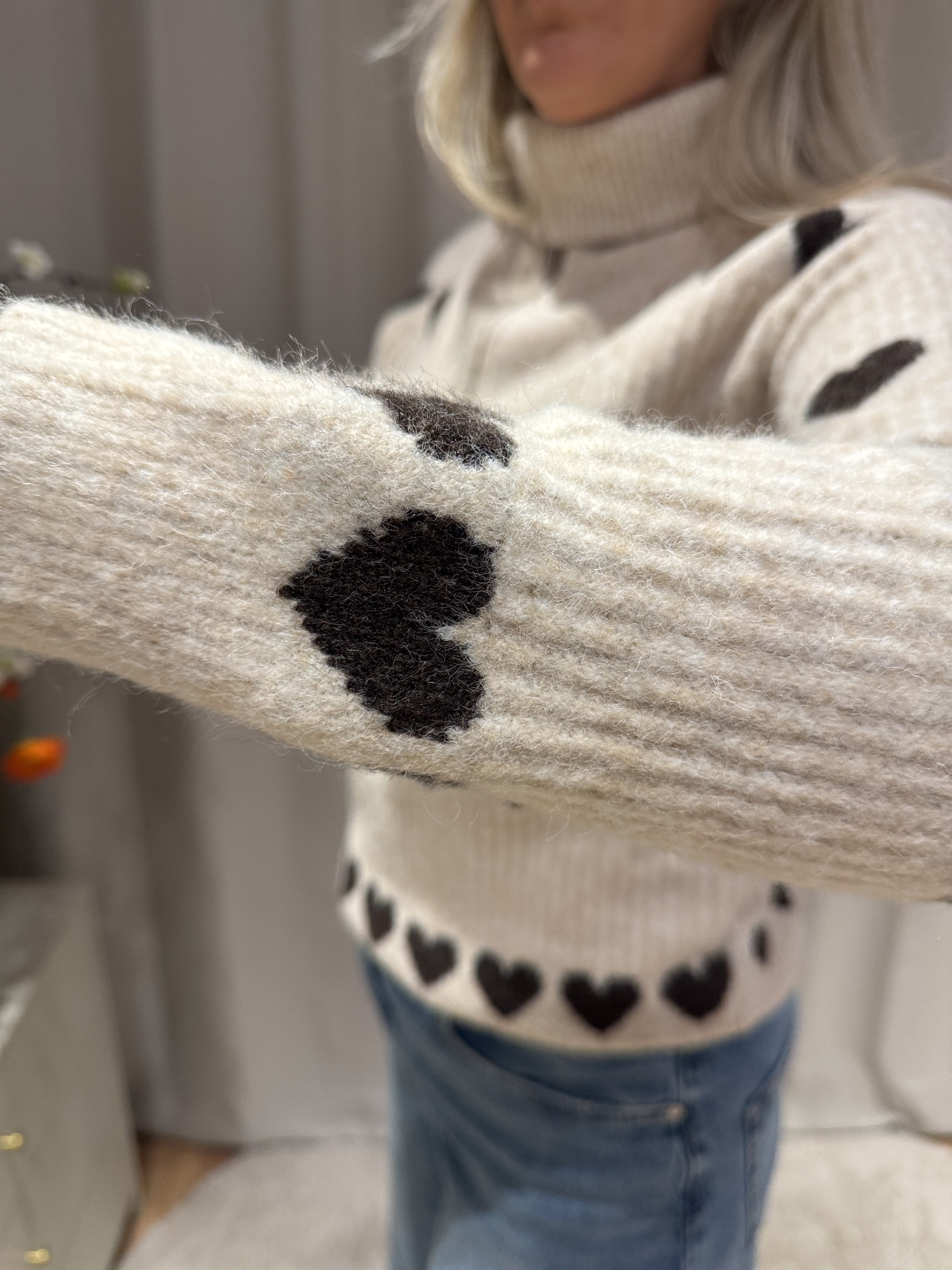 Caro - Trui gebreid met bruine hartjes