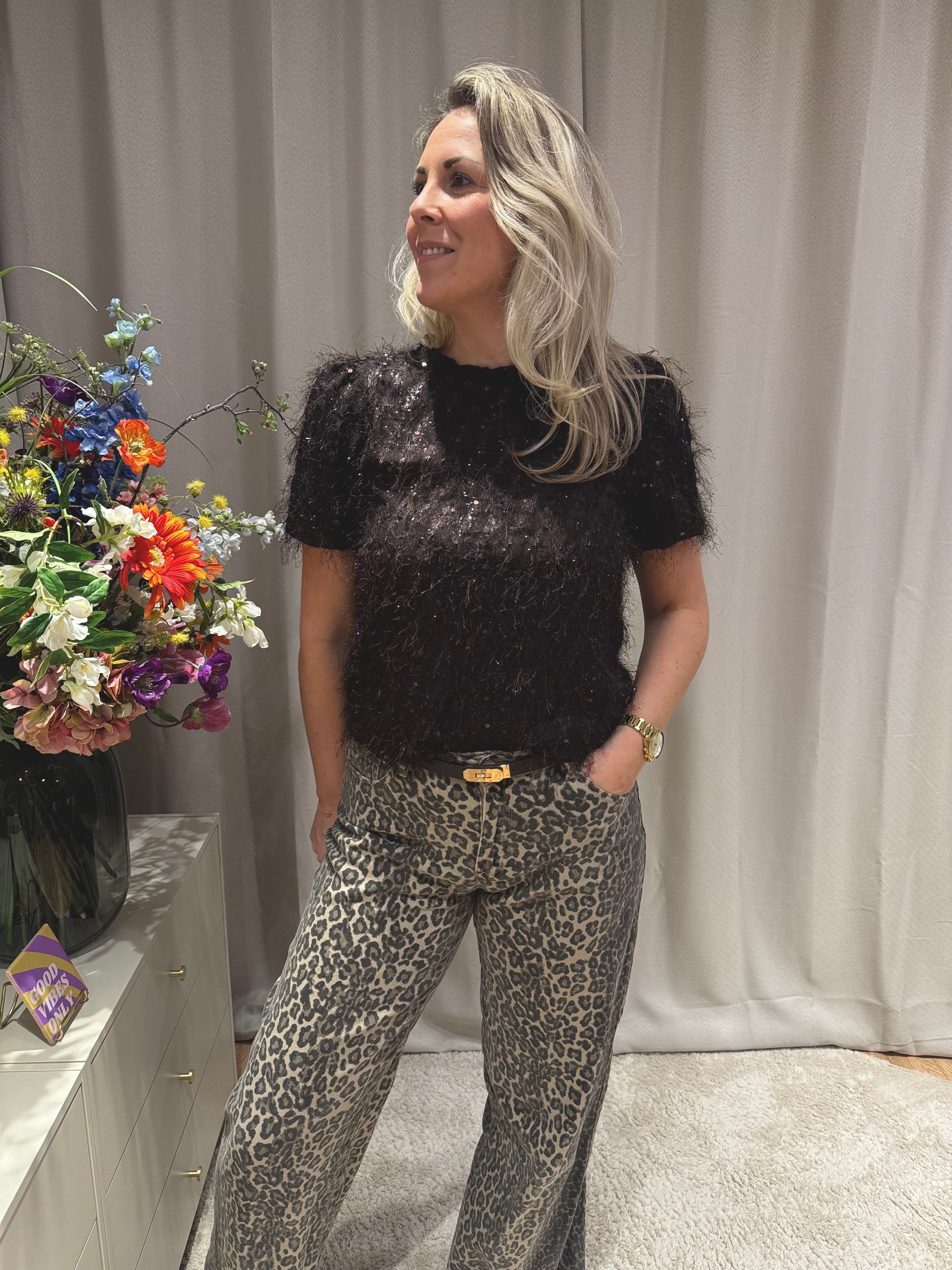 Vivian - Fluffy top met pailletten - bruin