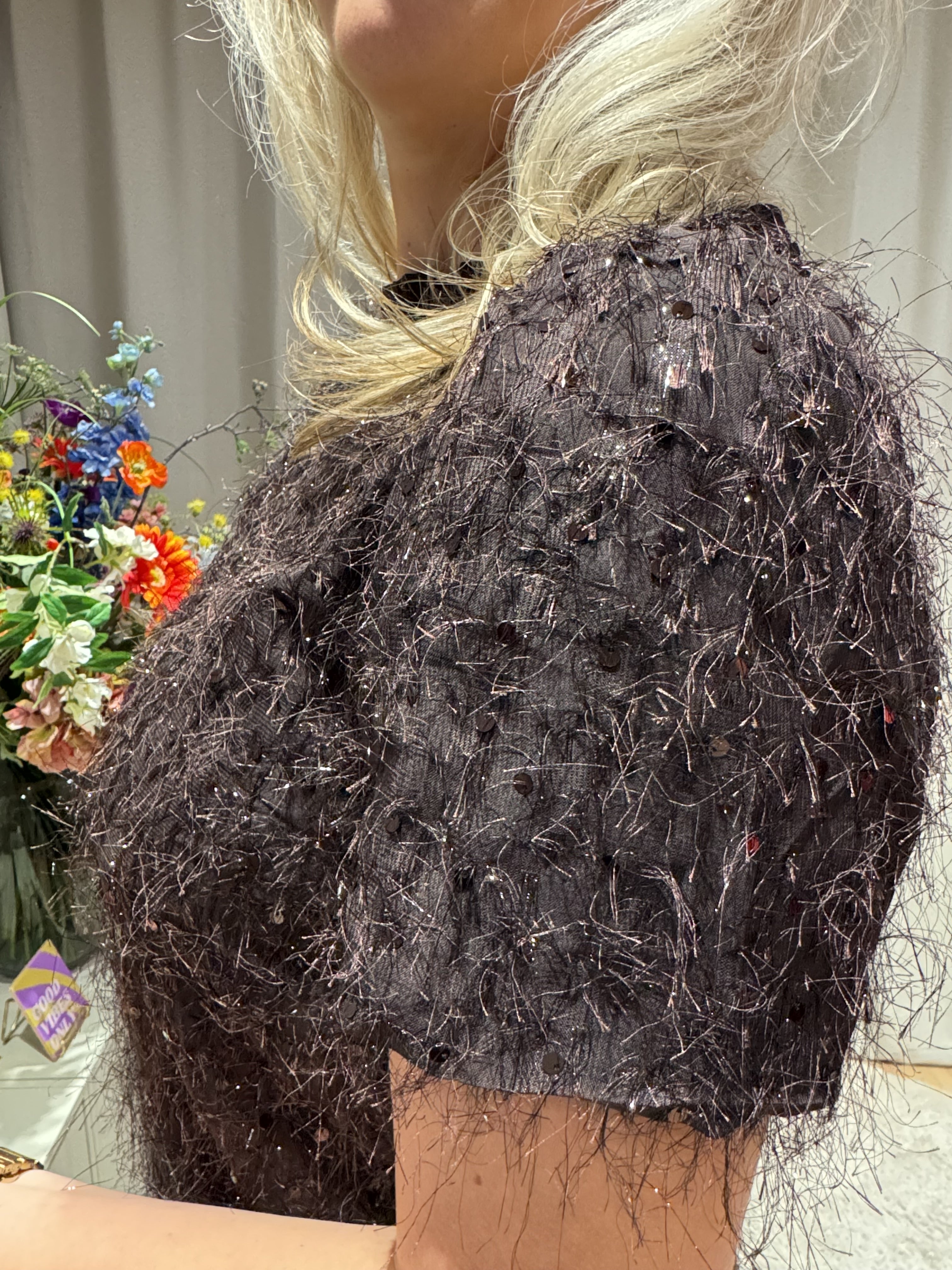 Vivian - Fluffy top met pailletten - bruin