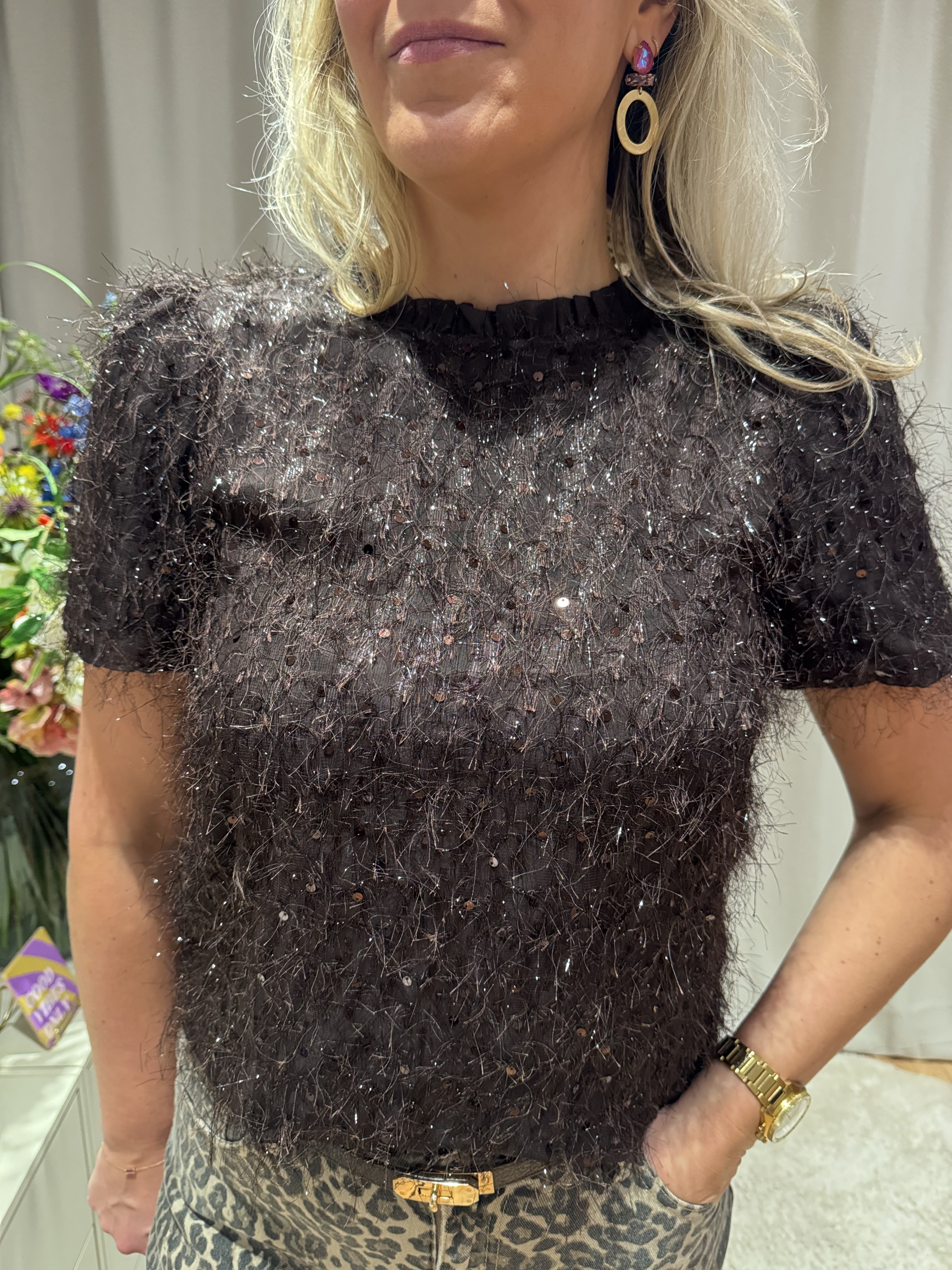 Vivian - Fluffy top met pailletten - bruin
