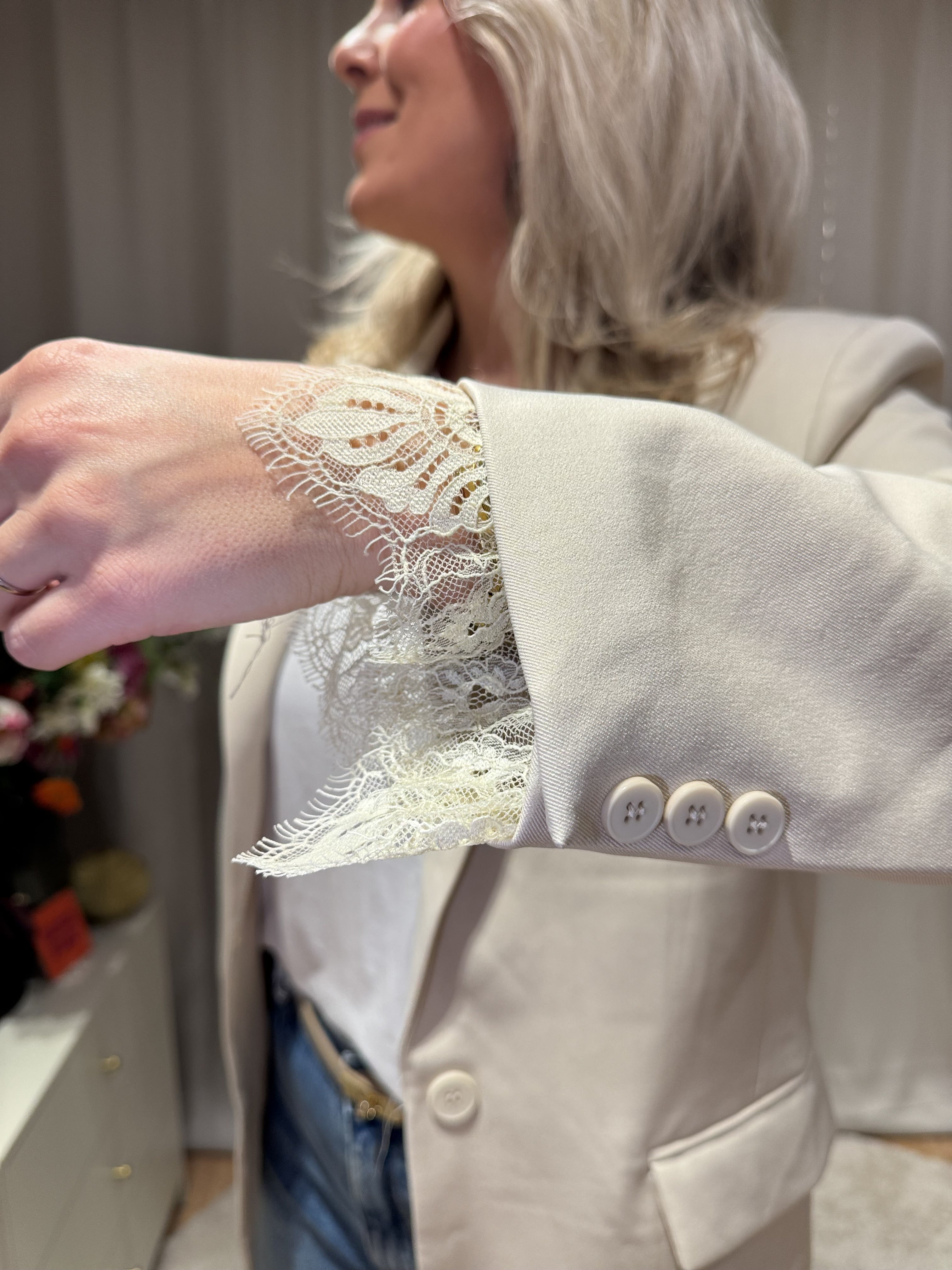 Ambre - Blazer kanten mouw - beige