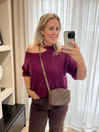 Violette - Alpaca trui offshoulder - donker fuchsia