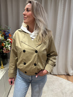 Camelkleurige bomberjas Emily in trenchstijl van Jolie Amélie