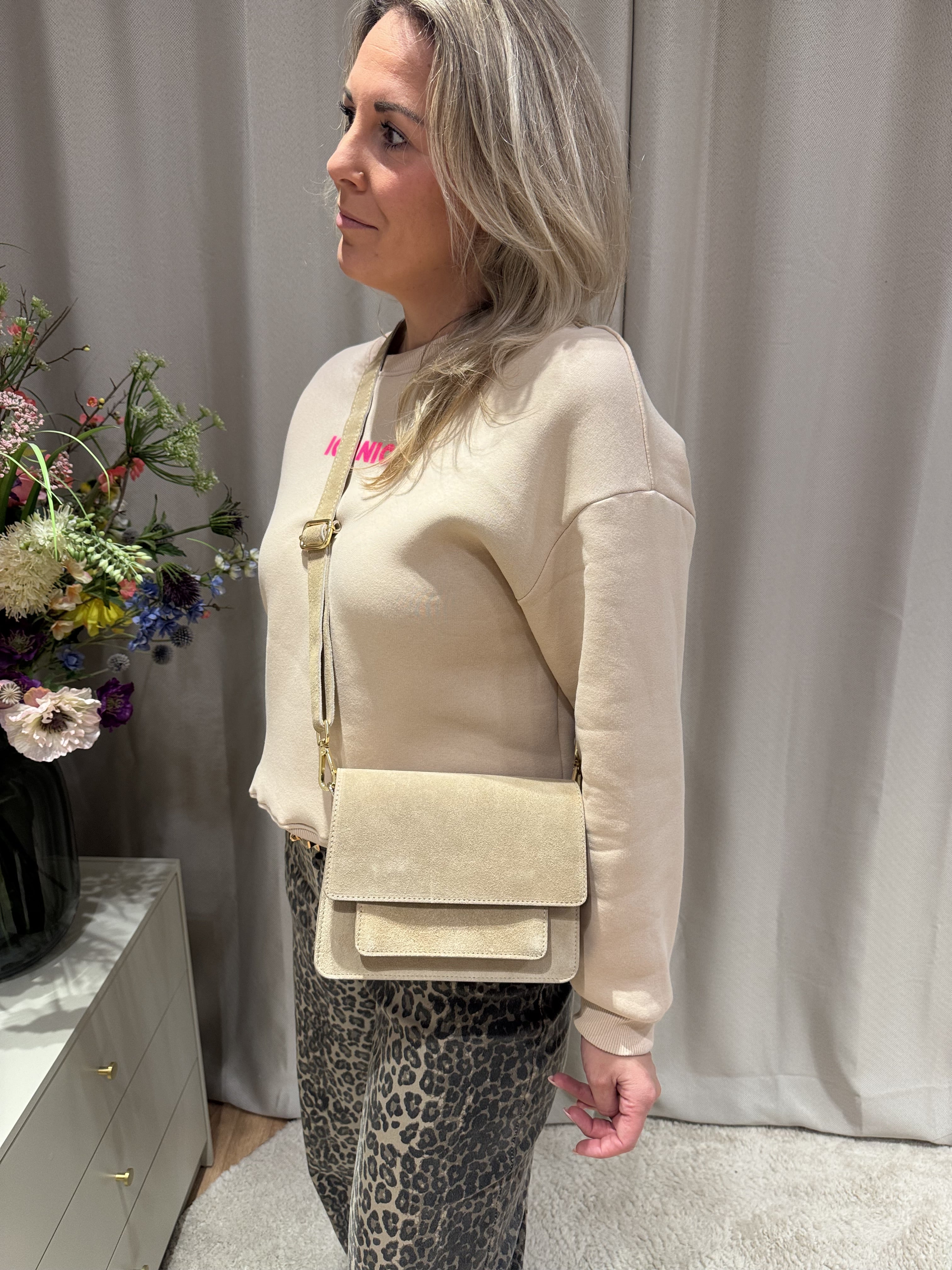 Suède crossbody tas Fenna in beige van Jolie Amélie