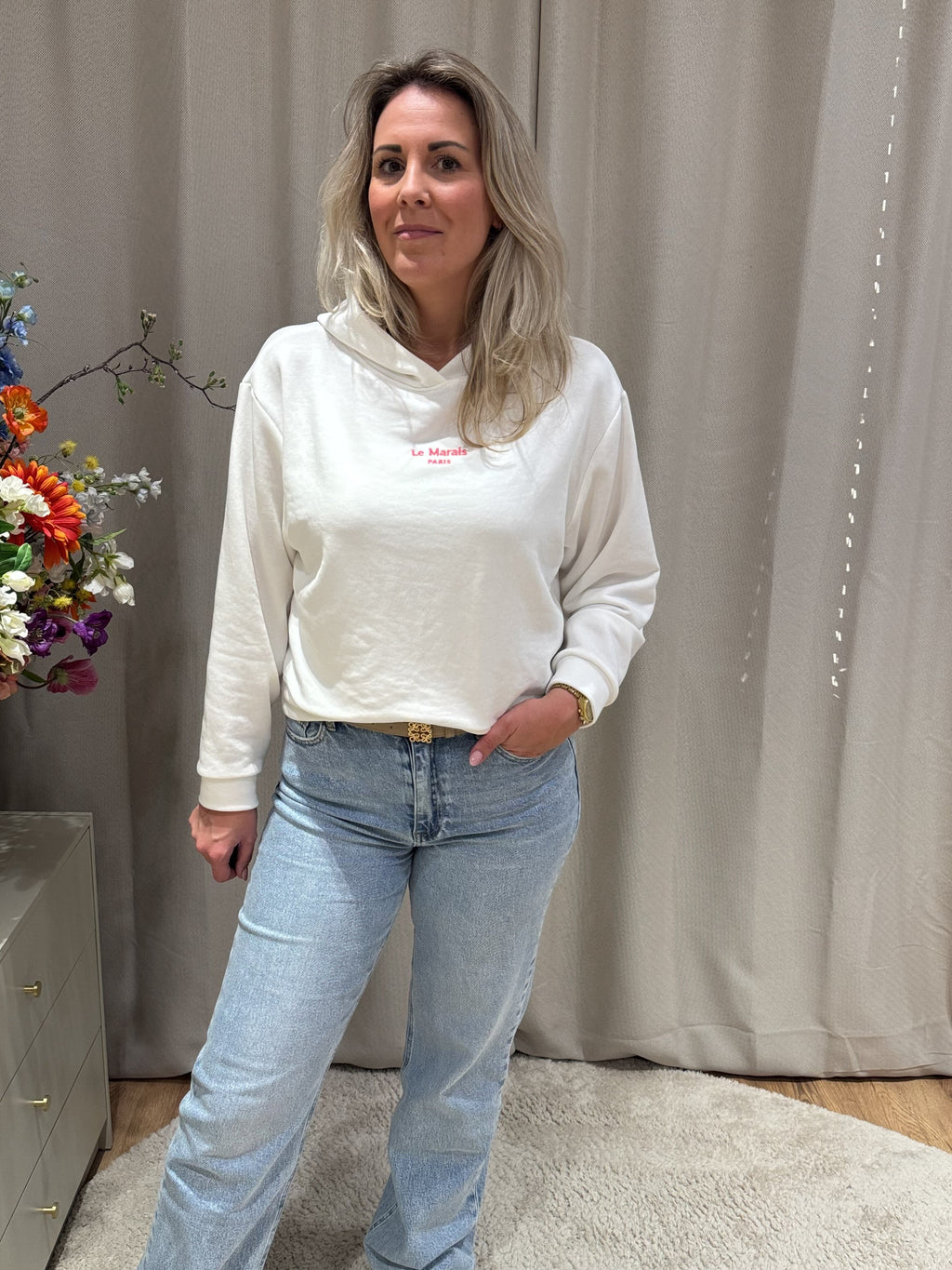 Witte oversized hoodie Marais met Le Marais Paris opdruk van Jolie Amélie