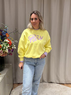 Gele oversized sweater Margot met Paris opdruk – voorkant