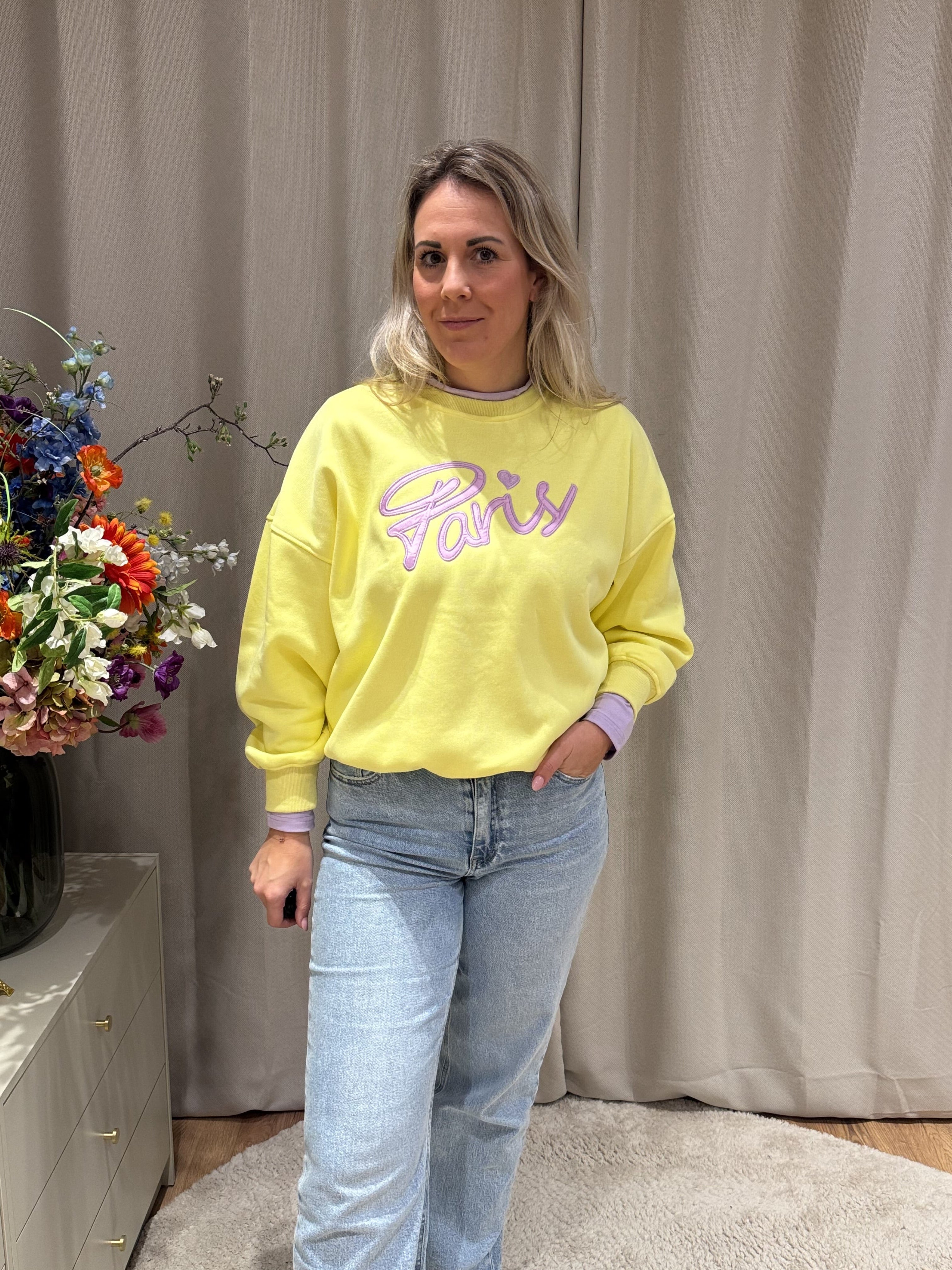 Gele oversized sweater Margot met Paris opdruk – voorkant
