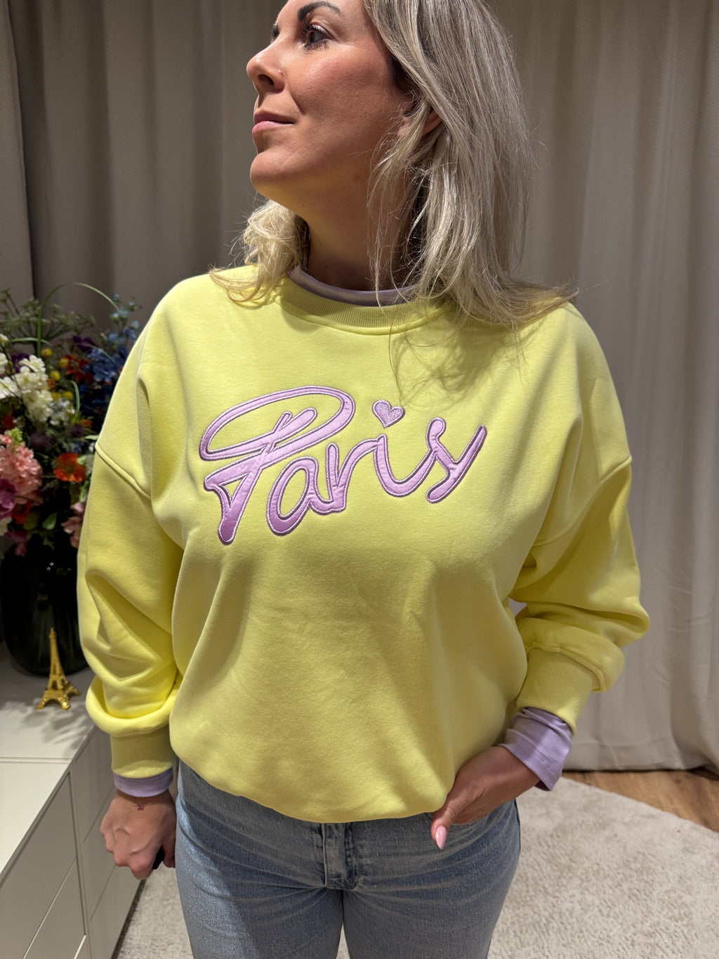 Gele oversized sweater Margot met Paris opdruk – voorkant