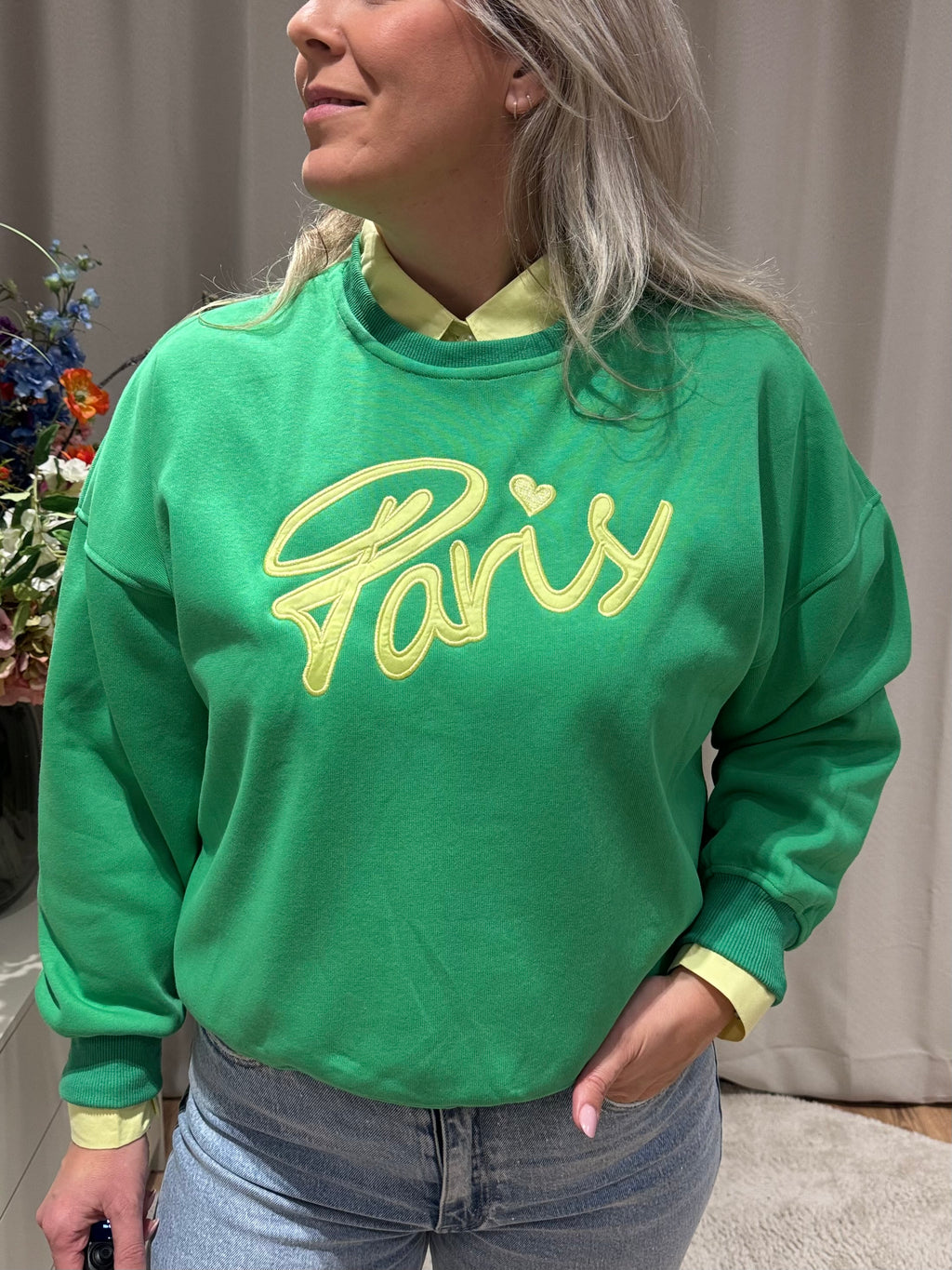 Groene oversized sweater Margot met Paris-opdruk van Jolie Amélie